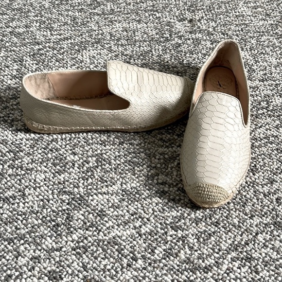Like new Women’s Vince Camuto Size 7 Beige Faux Snake Skin Leather Flat Loafer - Picture 2 of 3